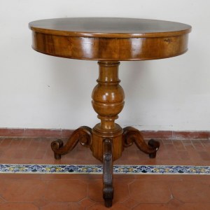 Stôl Gueridon v orechovej farbe