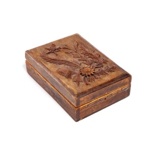 Drewniana szkatułka z motywem roślinnym