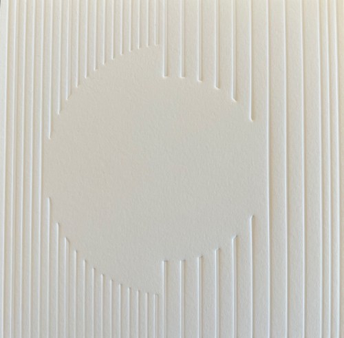 Katarzyna Tretyn, Z cyklu „Natalis” Nr 2, druk ślepy na papierze bawełnianym 20x20 cm, 2025