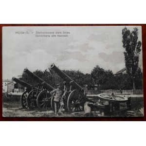 Przemysl : démantèlement de vieux canons.