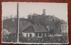 Ilza.(Photo of an unspecified gathering of townspeople in the town square).