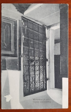 Kazimierz Dolny.Dveře v klášteře
