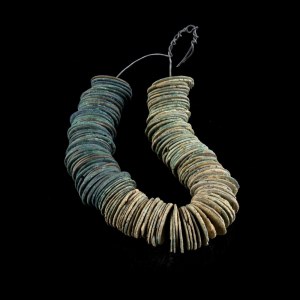 UNA COLLANA DI MONETE