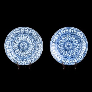 A PAIR OF LARGE 'BLUE AND WHITE' PORCELAIN DISHES