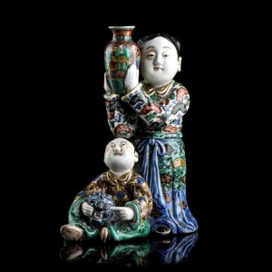 A POLYCHROME ENAMELLED 'KUTANI' PORCELAIN GROUP WITH FIGURES