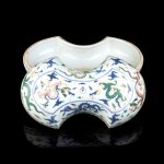 AN INGOT-SHAPED WUCAI ENAMELLED PORCELAIN 'DRAGONS' BOX AND COVER