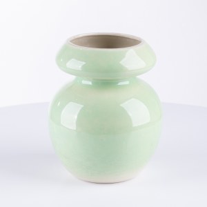 Mirostowickie Zakłady Ceramiczne, entworfen von Adam Sadulski, Vase W-132 - lindgrün, 1960er/70er Jahre.