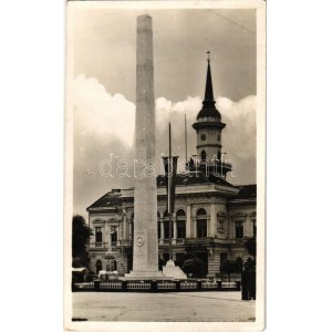 1942 Óbecse, Stari Becej; Országzászló és Hősi emlékmű a Községháza előtt / Hungarian flag, heroes memorial...
