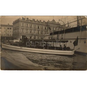 1916 Pola, Osztrák-Magyar Haditengerészeti gőzbárka matrózokkal az SMS LUSSIN mellett / K.u.K. Kriegsmarine Dampfbarke ...