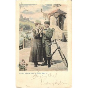 1900 Wo der perlende Wein im Becher glüht / Borozó pár kerékpárral / Couple drinking wine, bycicle (Rb...