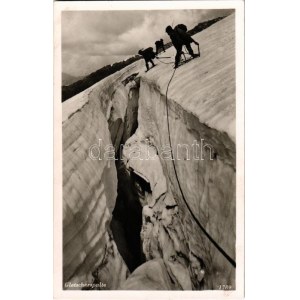 Gletscherspalte / winter sport, ice climbing