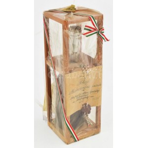 1964 Tokaji Szamorodni, Tokaji Kereskedőház Rt. Sátoraljaújhely, 0,5 l sorszámozott, jelzett...
