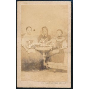 cca 1870 Hölgy és fiatal lányok könyvekkel, vizitkártya Ciehulski P. szállítható műterméből (Marosvásárhely)...
