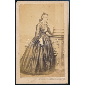 cca 1870 Előkelő hölgy portréja, vizitkártya Ciehulski P. szállítható műterméből (Marosvásárhely), kissé ázott, 10x6...