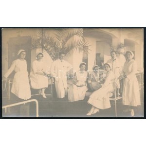 1917, Budapest, I. osztály nővérei, fotólap, jelzés nélkül, 9×14 cm
