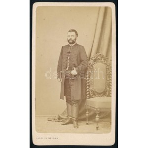 cca 1860-1870 Férfi díszmagyarban, vizitkártya Canzi és Heller pesti műterméből, 10,5x6 cm