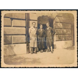 1934 Budapest X., Germ Károly nyomdája, Állomás utca 16., a nyomda dolgozói (Klein Rudi, Szabó Marika)...