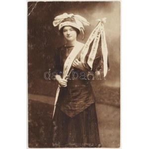 1914 Temesvár, korai kommunista hölgy, agitációs feliratokkal: (le a vagyonos osztállyal, stb...