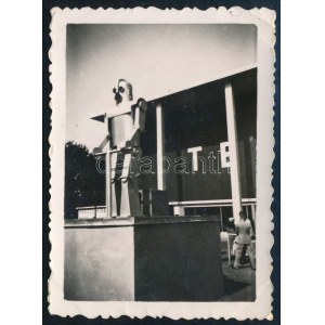 cca 1940 Budapesti Nemzetközi Vásár, robot, fotó, sarkán törésnyom, 6,5×4,5 cm