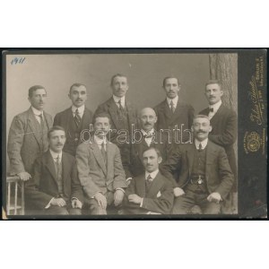 1911 A berlini tanulmányúton részt vett magyar kirakatrendezők csoportképe, keményhátú fotó, 10,5×16...