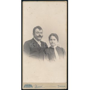 cca 1900 Házaspár portréja, keményhátú fotó Kossak József temesvári műterméből, kissé kopott, kissé foltos, 21x11 cm...