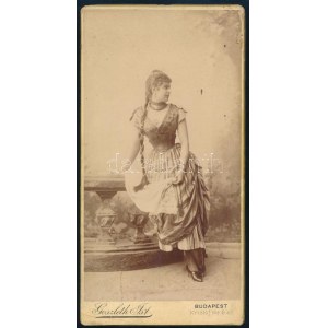 cca 1890 A kis művésznőtől..., feltehetőleg színésznő portréja, keményhátú fotó Goszleth István budapesti műterméből...