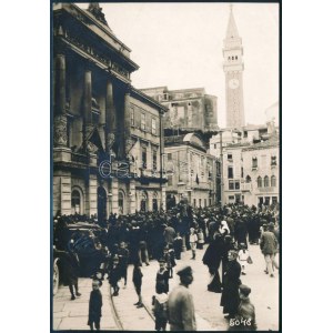 cca 1916-1918 Trieszt, IV. Károly érkezése alkalmából összegyűlt tömeg a városban. Eredeti fotó...
