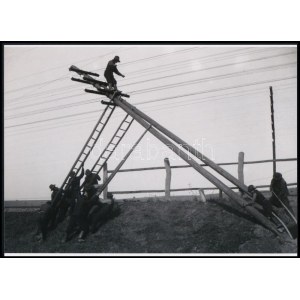 cca 1931 Egyensúlyozó munkás póznaállítás idején, Kerny István (1879-1963...