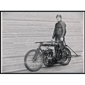 cca 1923 A levegőellenállást csökkentő motoros, egy kerékpárversenypályán...