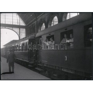 cca 1932 Kerny Jolán és Kerny Gizella integet szüleinek a Keleti-pályaudvarról induló nemzetközi vonat ablakából...