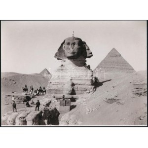 cca 1880 Egyiptom, turisták fotózkodnak a szfinx és a piramisok mellett, a szfinx ,,fejdísze egy helybéli tevehajcsár...