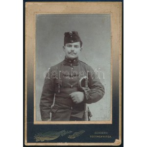 cca 1900 Huszár fotója kartonon 9x12 cm Fityegő jelvény, bőr kardbojttal