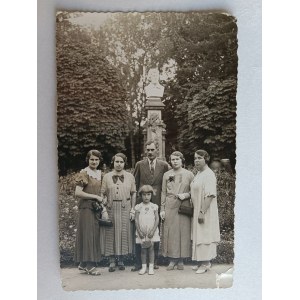 FOTO TRUSKAWIEC SPA GRUPPE VON MENSCHEN VOR DEM DENKMAL AUS DER VORKRIEGSZEIT