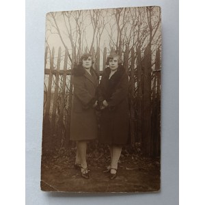 PHOTO TWO WOMEN PRE-WAR 1932