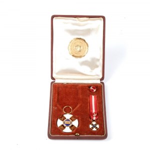 Box with order of the Italian crown of knights. uff. and miniature medal and rosette (bararia jewellery)