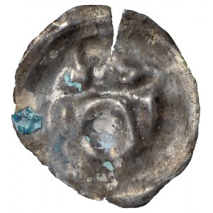 Pomorze(?), Brakteat II połowa XII wieku - głowa w łuku
