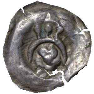 Polska (?), Brakteat II połowa XII wieku - głowa pod łukiem