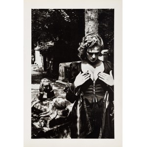 Helmut Newton, Père-Lachaise, Grabmal von Talma, Paris, 1977 aus der Mappe ''Special Collection 24 photos lithographs'', 1979