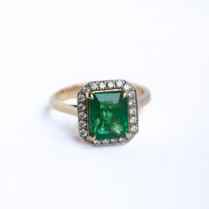 Zlatý prsten s přírodním smaragdem Vivid Green a diamanty