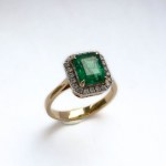 Zlatý prsten s přírodním smaragdem Vivid Green a diamanty