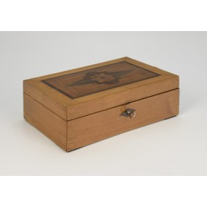 Cigar box with inlaid lid