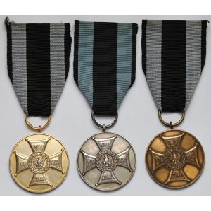 Repubblica Popolare Polacca, Medaglia al Merito nel Campo d’Onore, classi I-III – coniato dalla Zecca di Varsavia – set (3 pezzi)