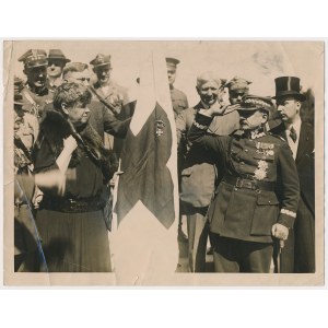 II RP, Fotografia, gen. Józef Haller dekorujący sztandar Orderem Odrodzenia Polski