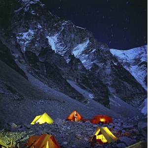 Mirosław Wiśniewski (ur. 1936), Obóz bazowy pod Mount Everestem nocą (narodowa wyprawa na Lhotse), 1974/2018