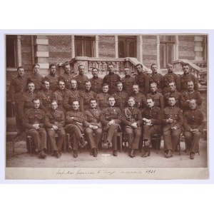 [VI Armia, wojna polsko-bolszewicka] Fotografia Szefostwo Łączności VI Armji w czerwcu 1921. Atelier Sztuka Lwów ul. Legionów 1. Wym. 37,2 x 26,6 cm.