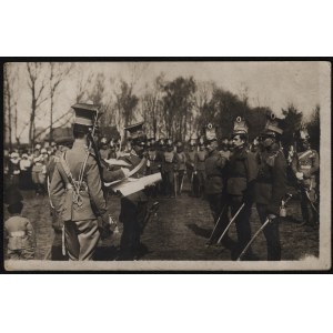 [Kurs kawaleryjski w Ostrołęce 1917] Rozdawanie świadectw w szkole oficerskiej i podoficerskiej w Ostrołęce 8 V 1917 roku. Ostrołęka.