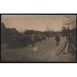 [Legiony Polskie] Fotografia ułanów 1. Pułku Ułanów Legionów Polskich podczas przeglądu. Wołyń (?).