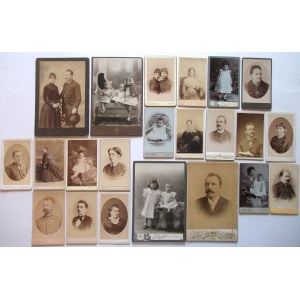[FOTOGRAFIEN]. Gruppe von 22 Familienfotos, die sich auf die Familien Aichmüller, Haberman und...