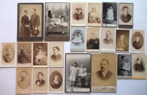 [FOTOGRAFIEN]. Gruppe von 22 Familienfotos, die sich auf die Familien Aichmüller, Haberman und...