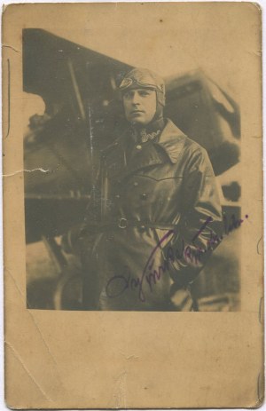 [fotografia] Polski pilot wojskowy na tle samolotu [lata 30.]